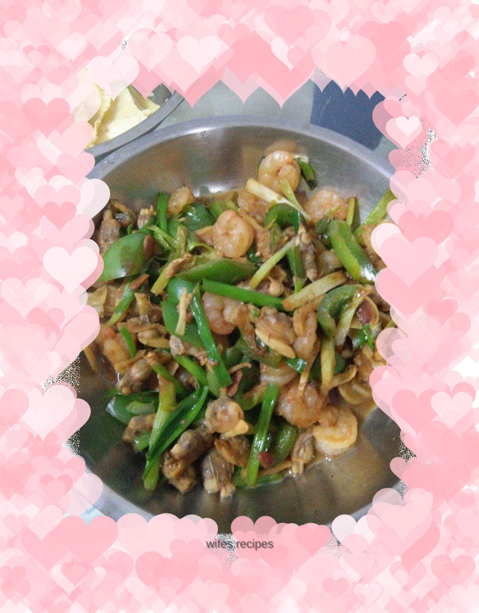 Stir-fried clams and shrimps with green onions
