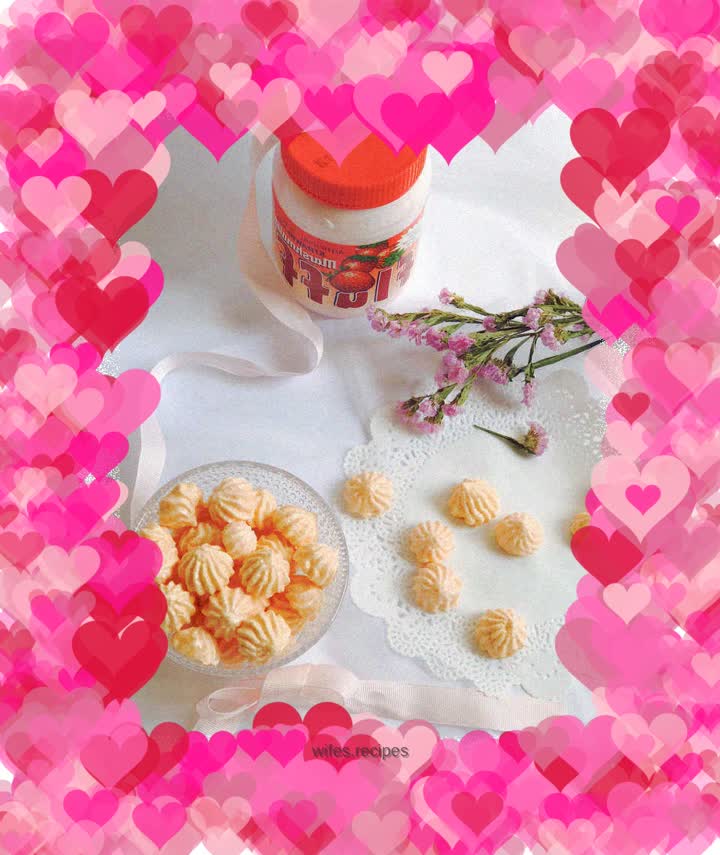 Fluff strawberry flavored meringue