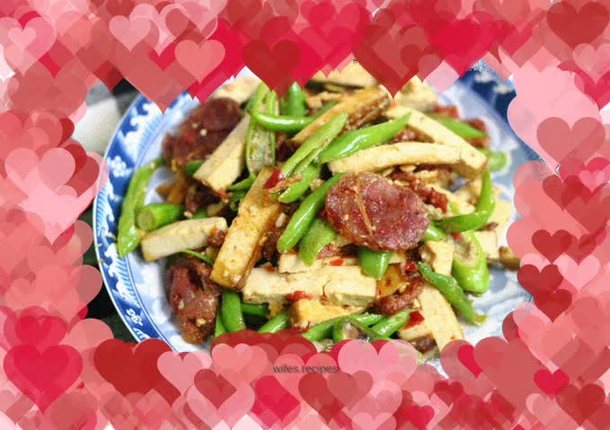 Chili stir-fried tofu and dried sausages that are super delicious with rice