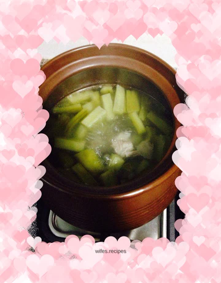 Bitter melon and pork ribs soup