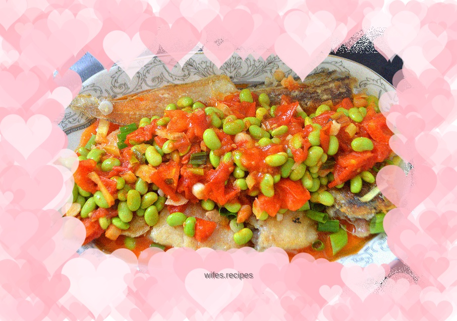 Fried fish with sweet and sour tomatoes