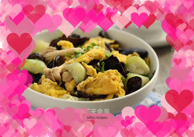 Scrambled eggs with loofah and mushrooms