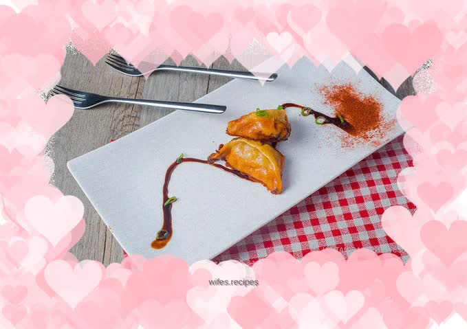 Pan-fried dumplings stuffed with beef and carrot skin