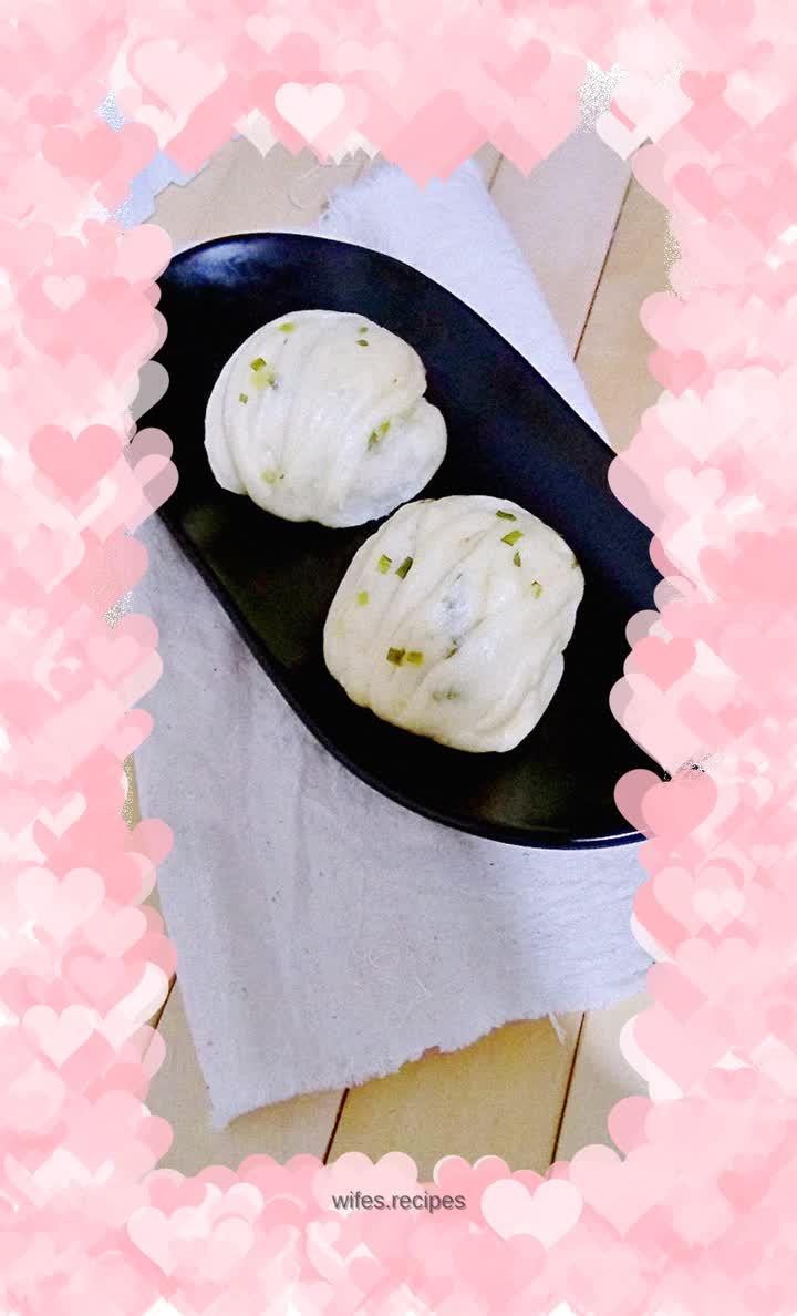 Onion-flavored flower rolls