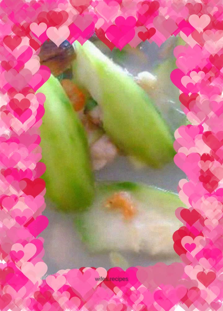 Big clam vermicelli soaked in loofah soup