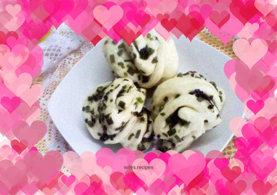 Green onion and seaweed rolls