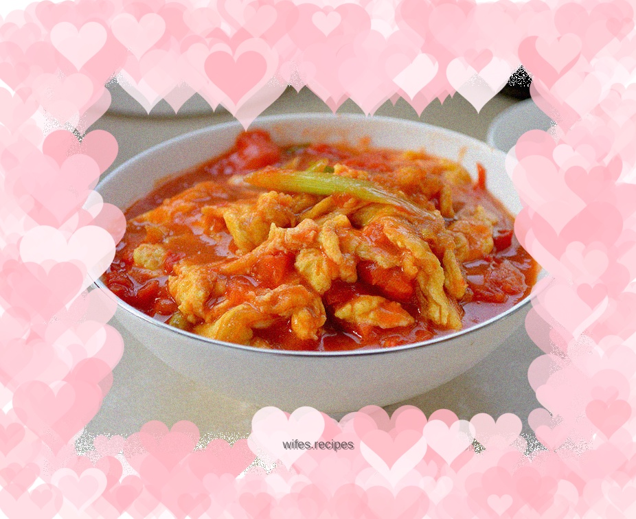 Scrambled eggs with tomatoes—three-minute dish