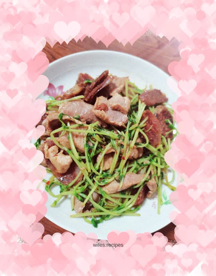 Stir-fried sausage with bean sprouts