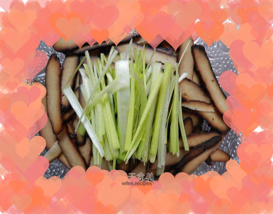 Appetizer of green garlic mixed with dried fragrant seeds