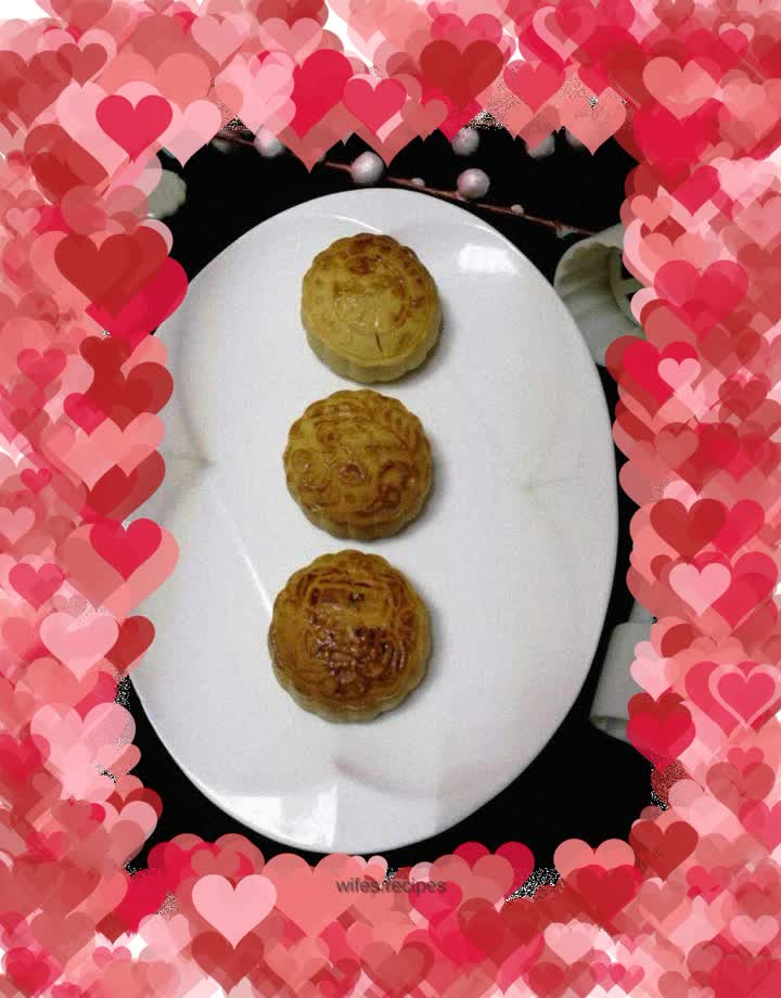 2017 bean paste and egg yolk mooncakes