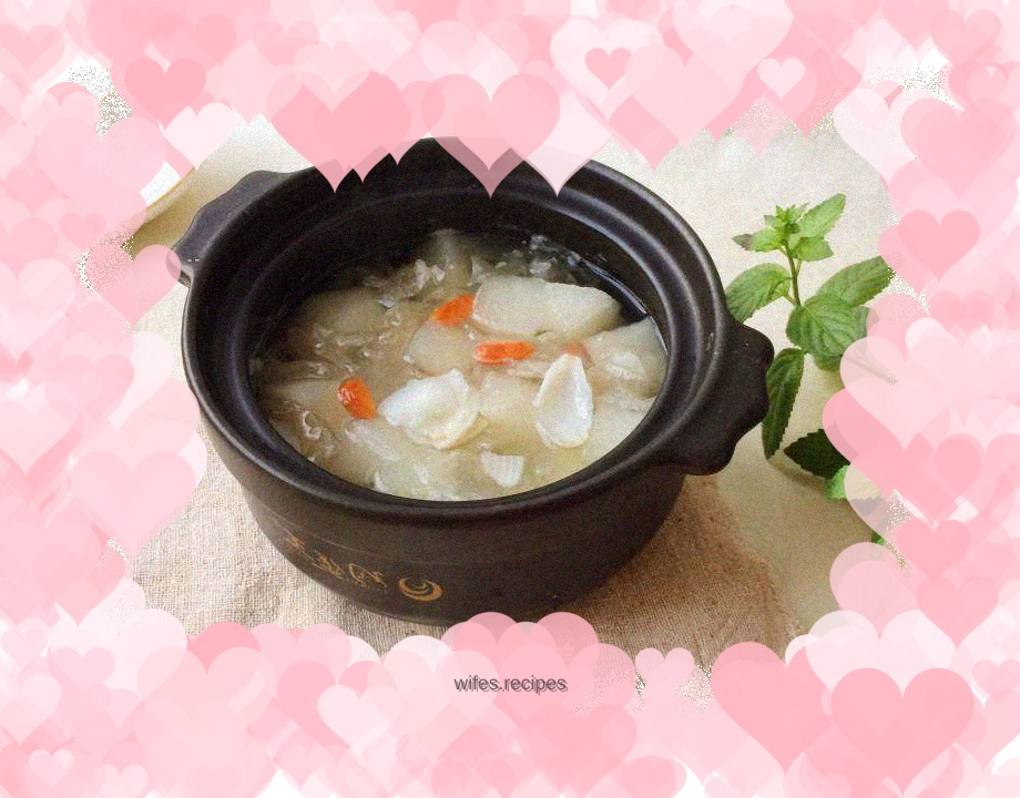 Tremella lily and autumn pear soup