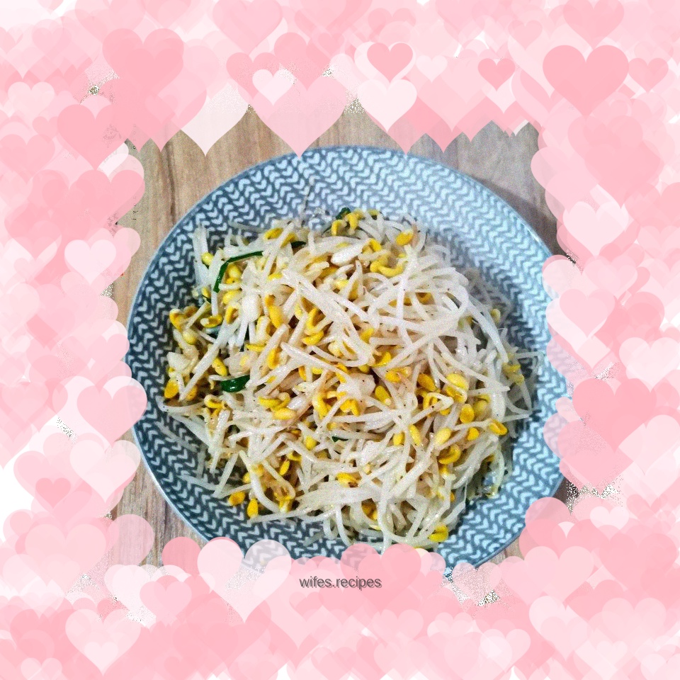 Stir-fried bean sprouts with green onions