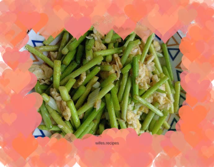 Home version of fried eggs with garlic