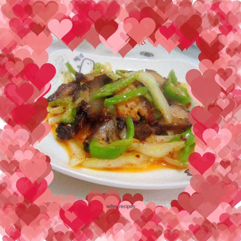 Stir-fried bacon with green pepper, cabbage and stems