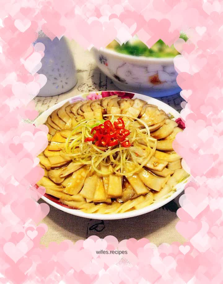 Pleurotus eryngii mushrooms with shredded green onions and oil