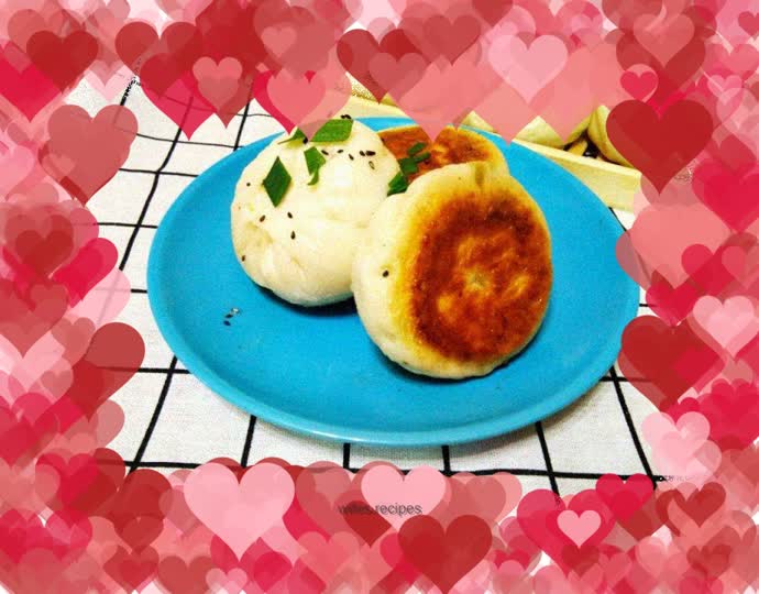 Pan-fried leek and egg buns