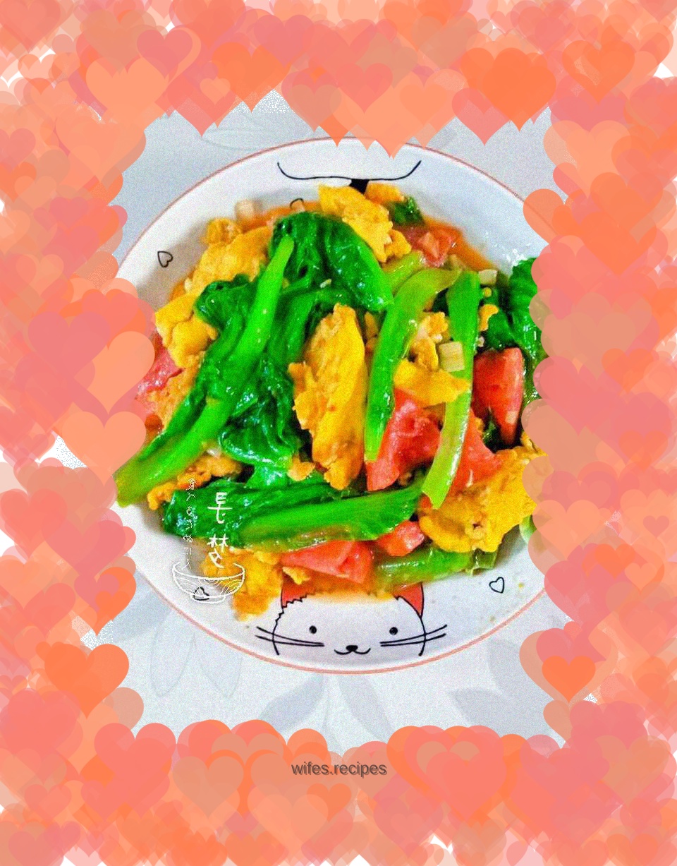 Fried eggs with lettuce and tomato