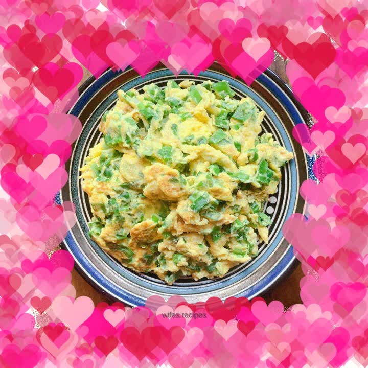 Home-style scrambled eggs with green onions