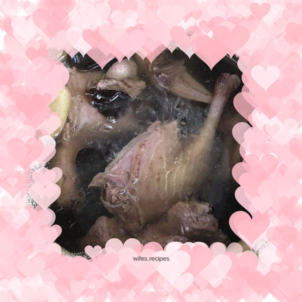 Fungus stewed duck soup