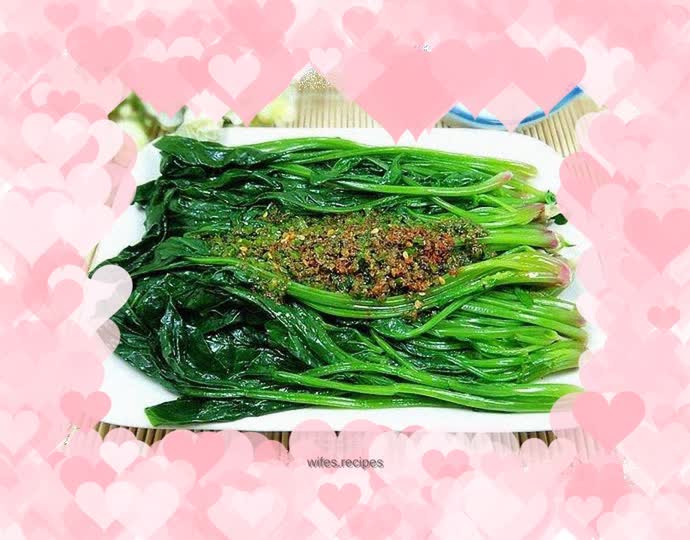 Spinach mixed with pepper and sesame seeds