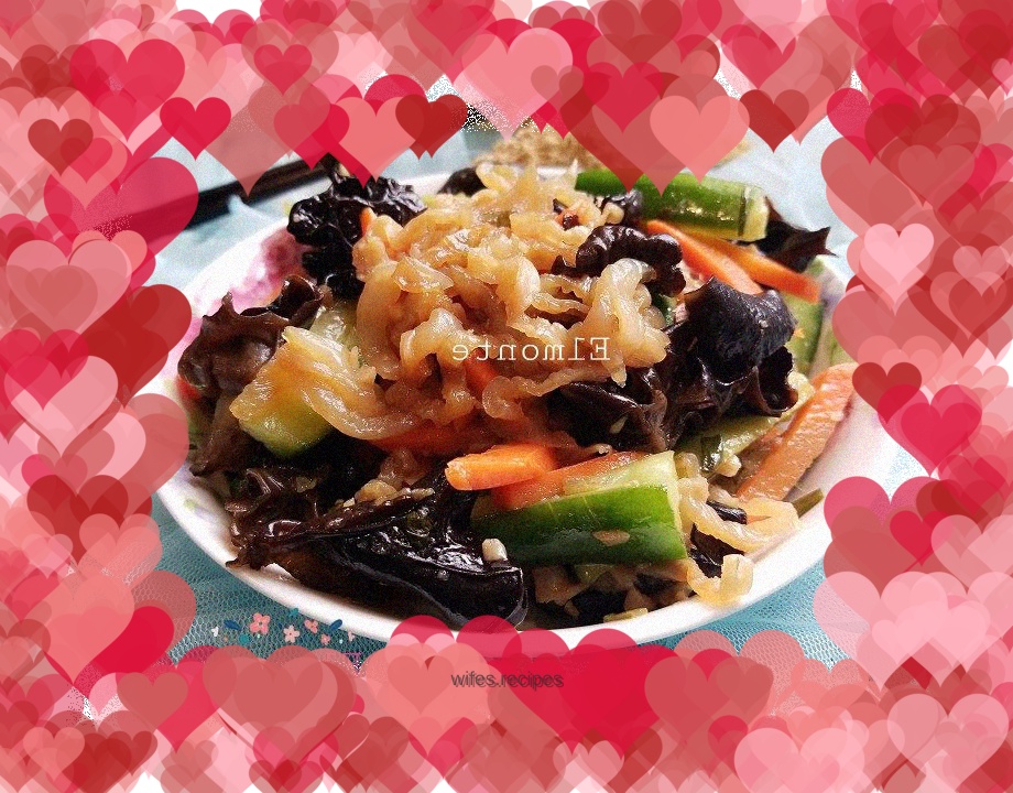 Cucumber and fungus mixed with jellyfish