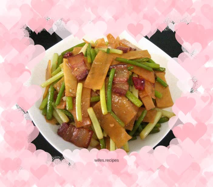 Stir-fried bacon with garlic and bean curd
