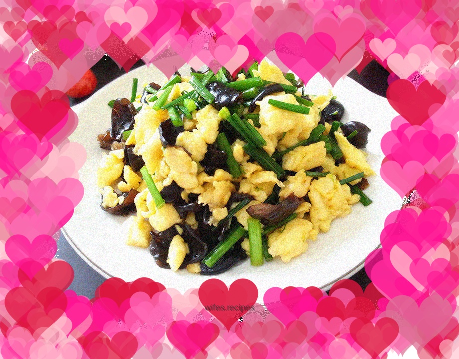 Scrambled eggs with leek and black fungus