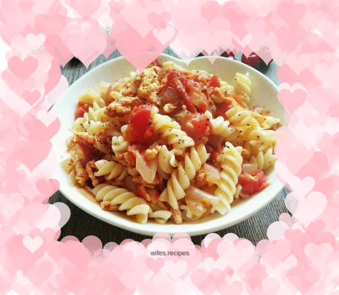 Tomato and black pepper fusilli noodles