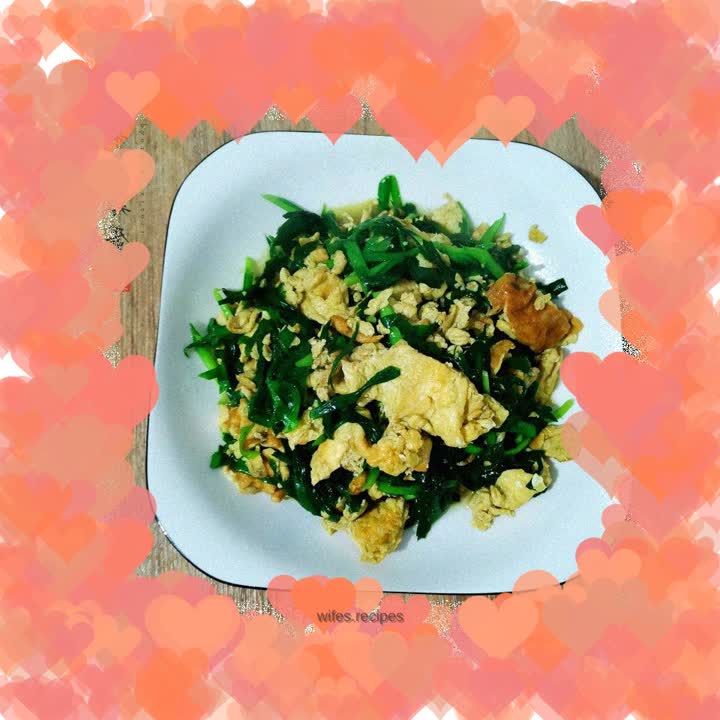 Fried eggs with chives