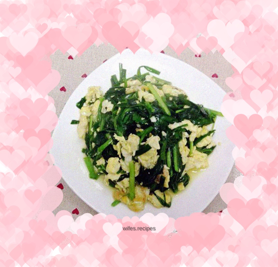 Fried eggs with chives