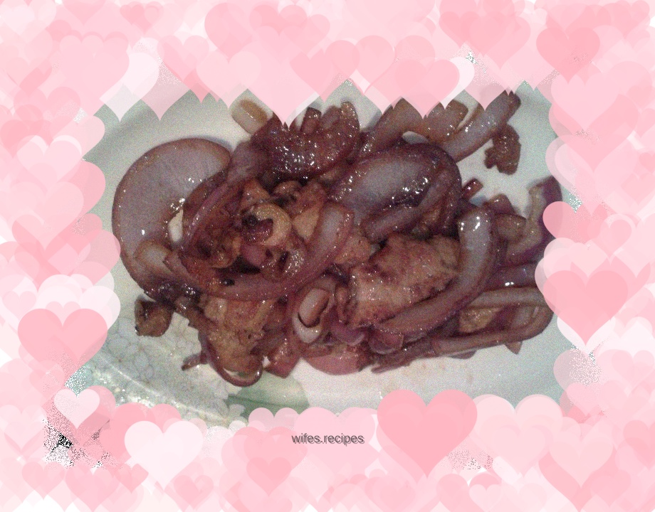 Fried pork slices with onions