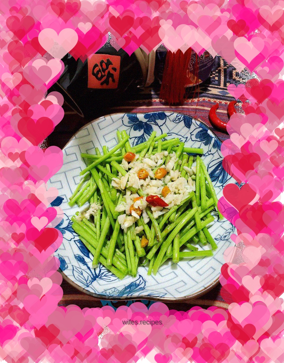 Minced garlic mixed with artemisia