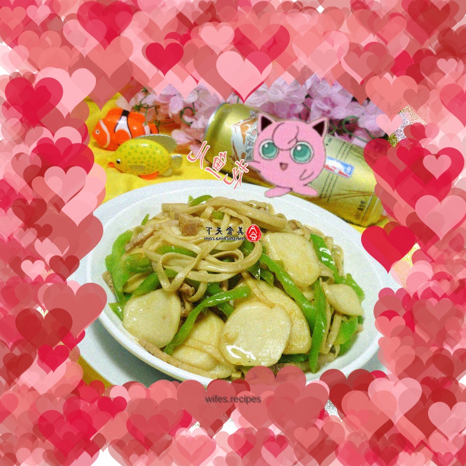 Green pepper and shredded pork rice cake fried noodles