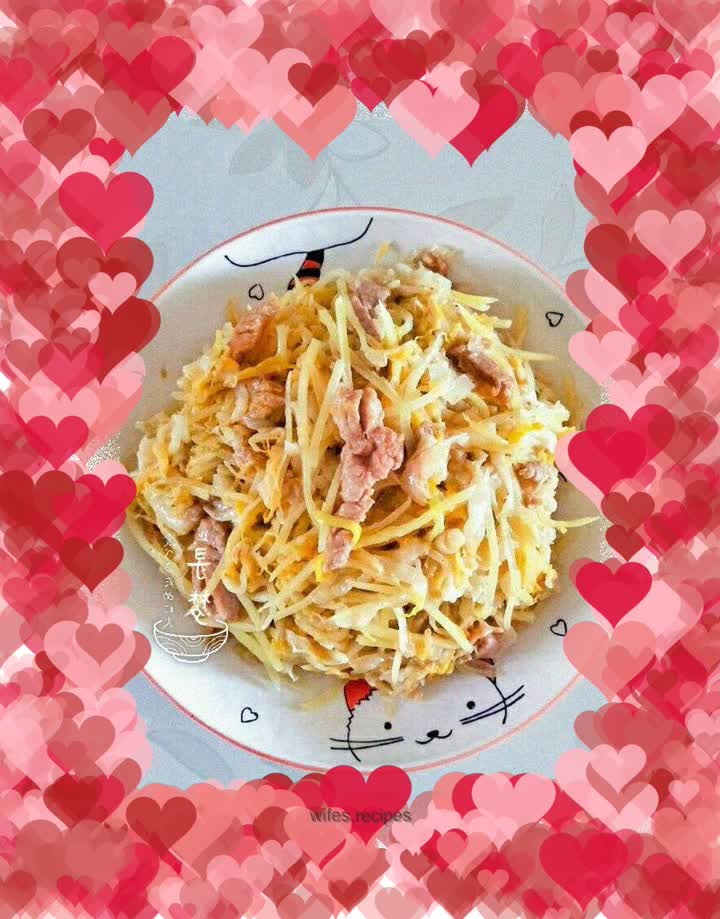 Stir-fried shredded potatoes with pickled cabbage and meat
