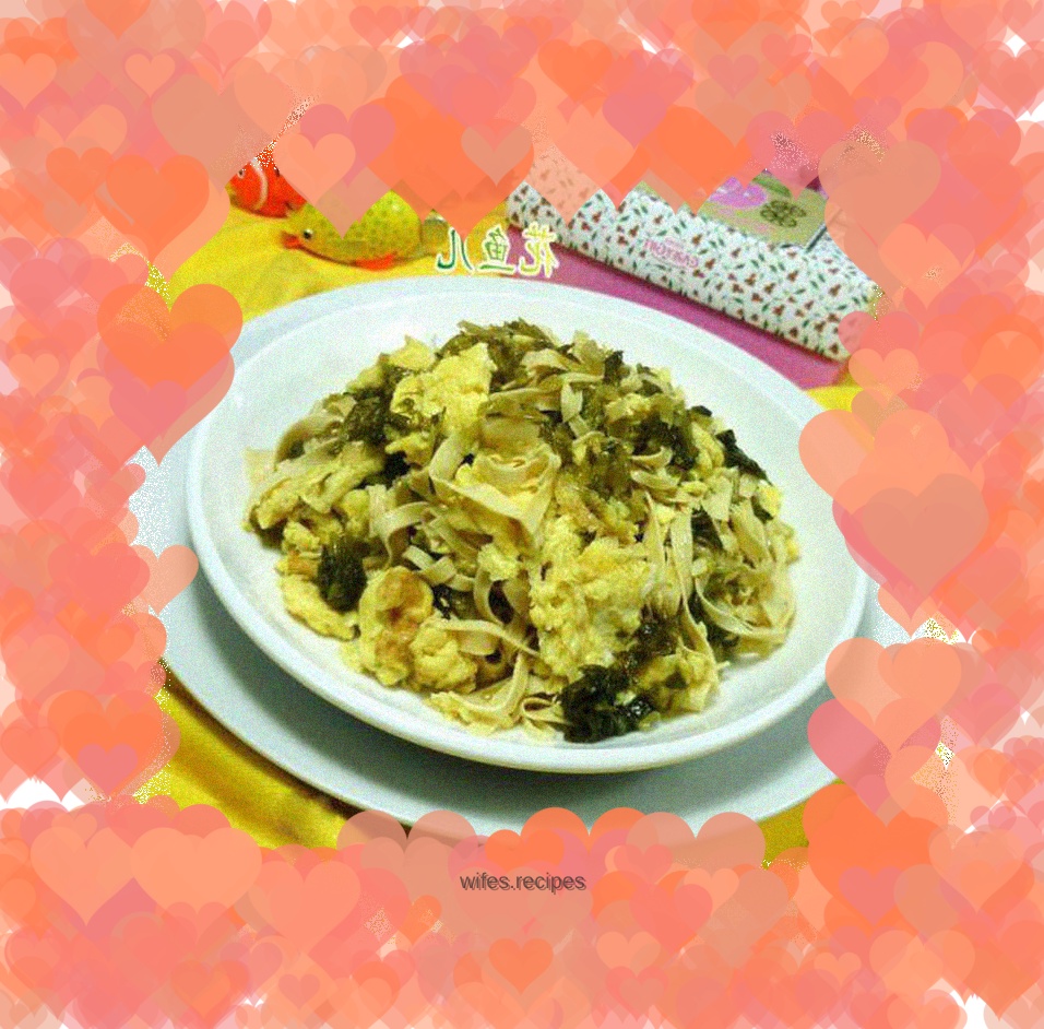 Fried eggs with pickled vegetables