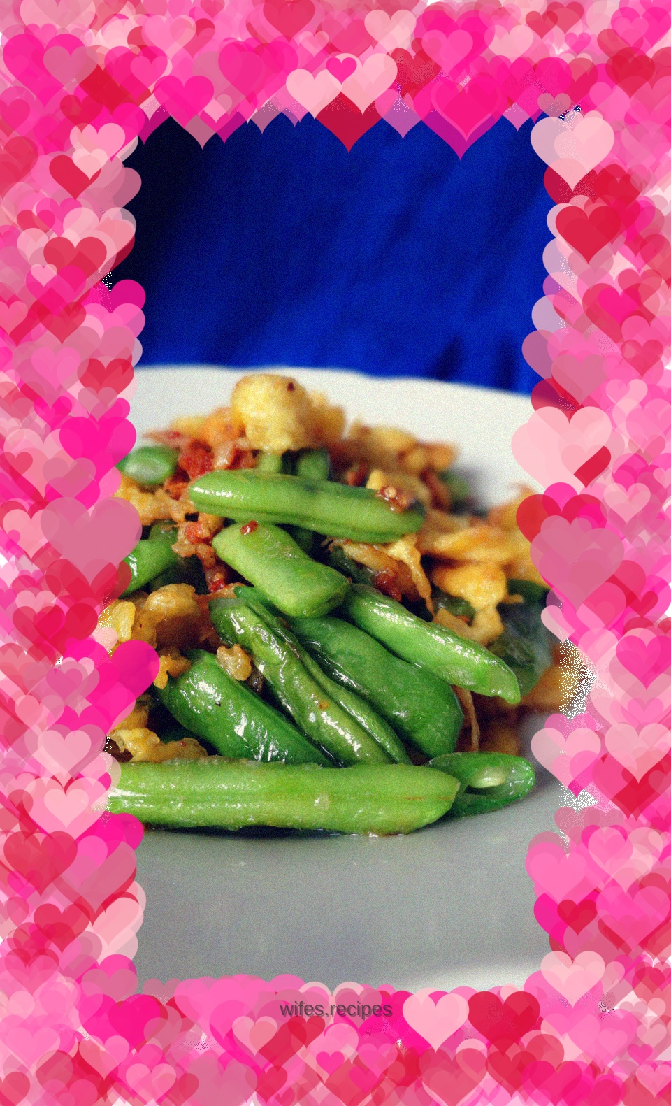 Fried eggs with green beans