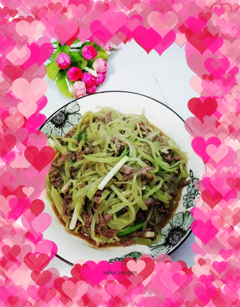 Stir-fried beef and shredded lettuce