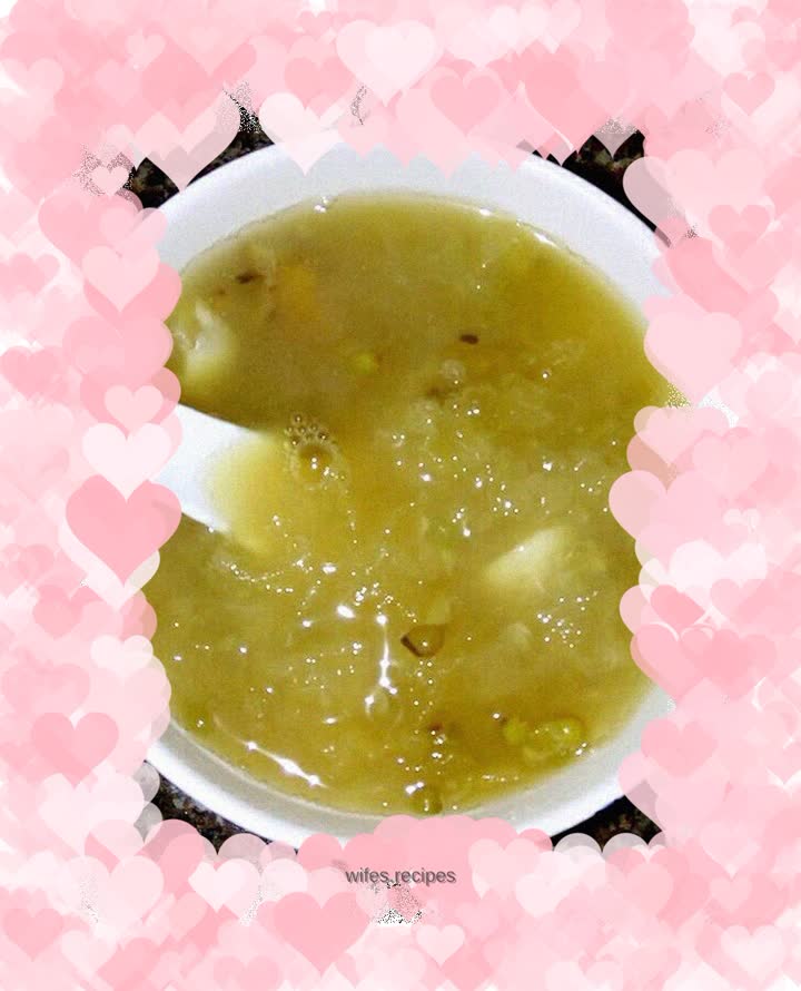 Snow fungus, lotus seed and mung bean syrup