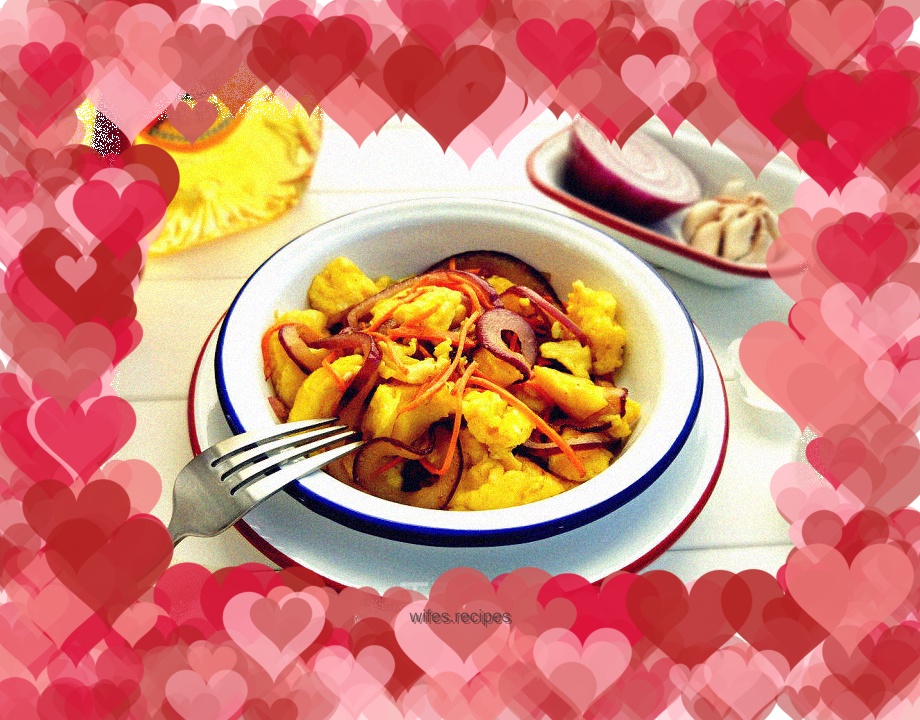 Fried eggs with onions