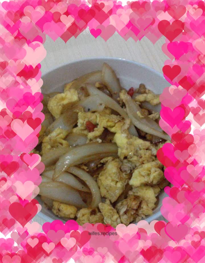 Fried eggs with onions