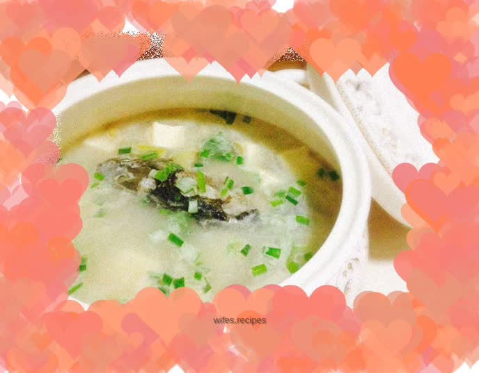 Milky white crucian carp tofu soup