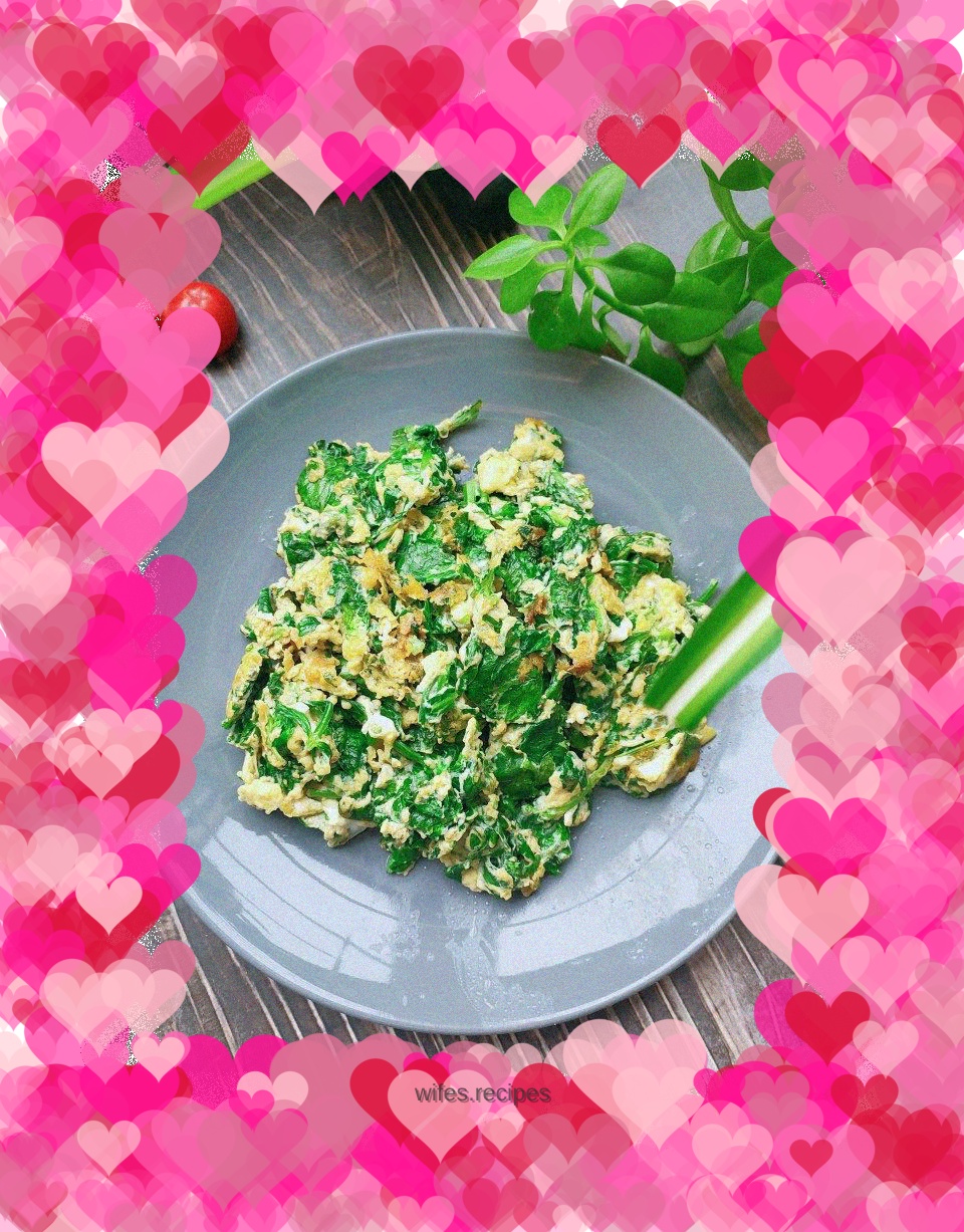 Scrambled eggs with celery leaves