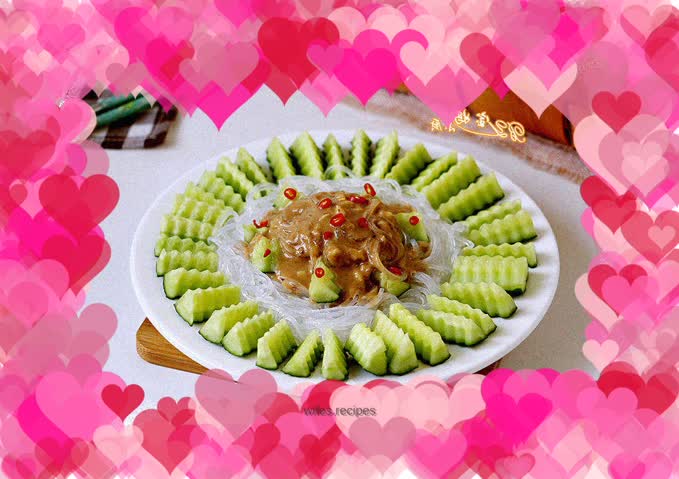 Vermicelli mixed with sesame sauce and cucumber