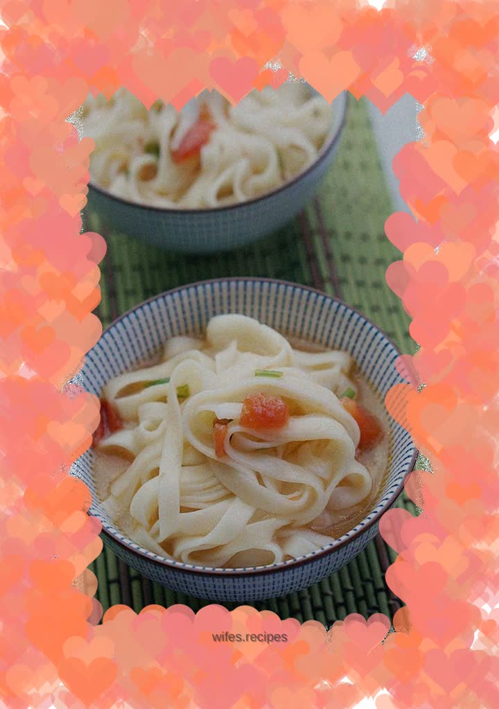 Thick noodles with tomato sauce