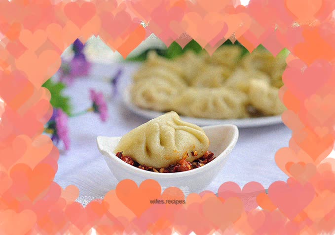 Steamed dumplings with water chestnuts and pork in vegetable sauce