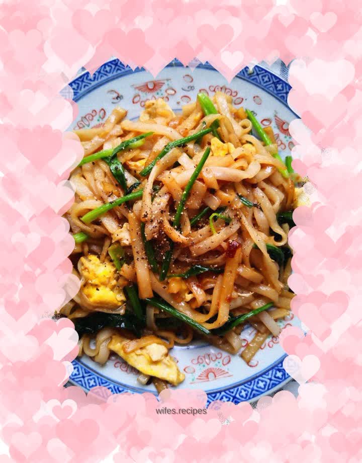 Fried noodles with black pepper, spinach and egg