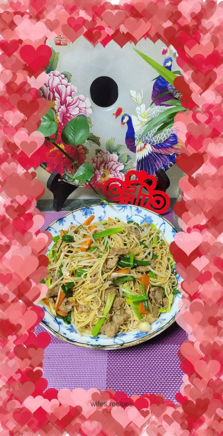 Stir-fried bamboo noodles with lean meat, chives and mung bean sprouts