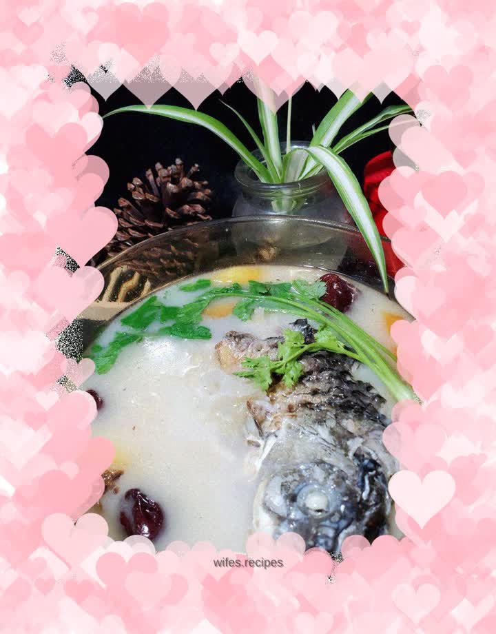 Papaya, Tremella and Crucian Carp Soup