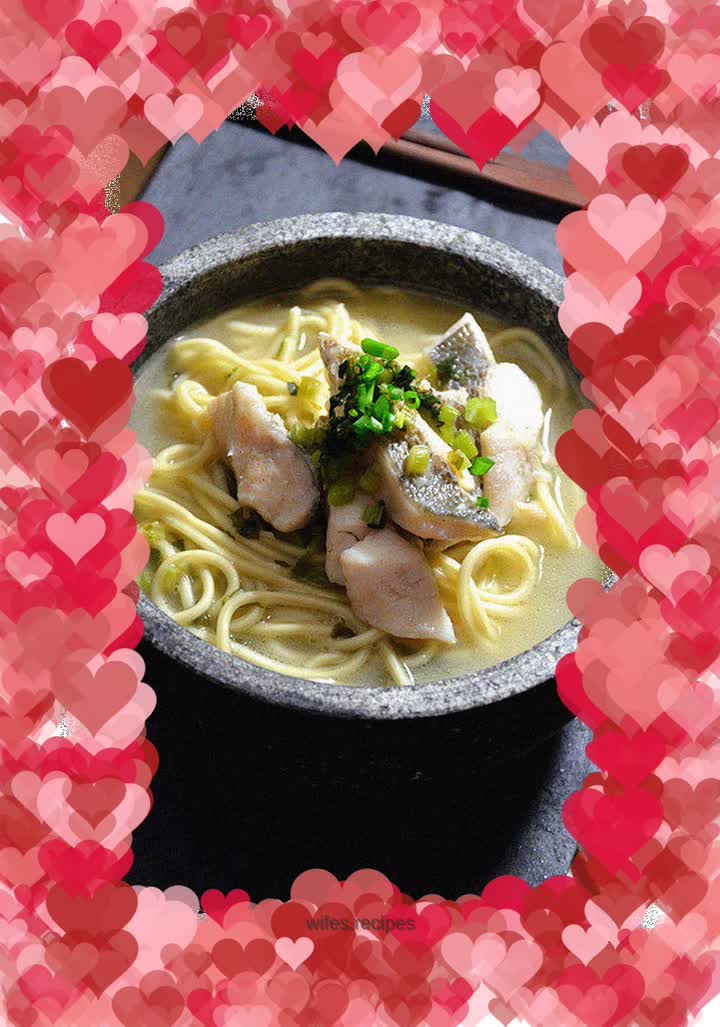 Braised yellow croaker noodles with fresh eyebrows