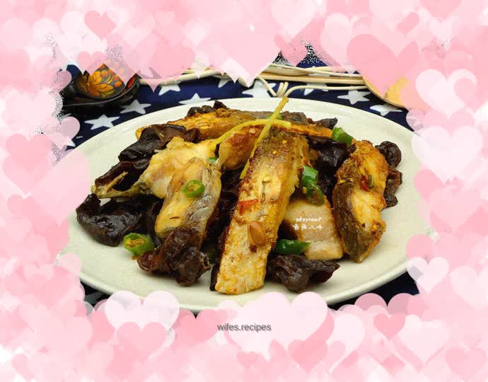 Fried fish with fungus